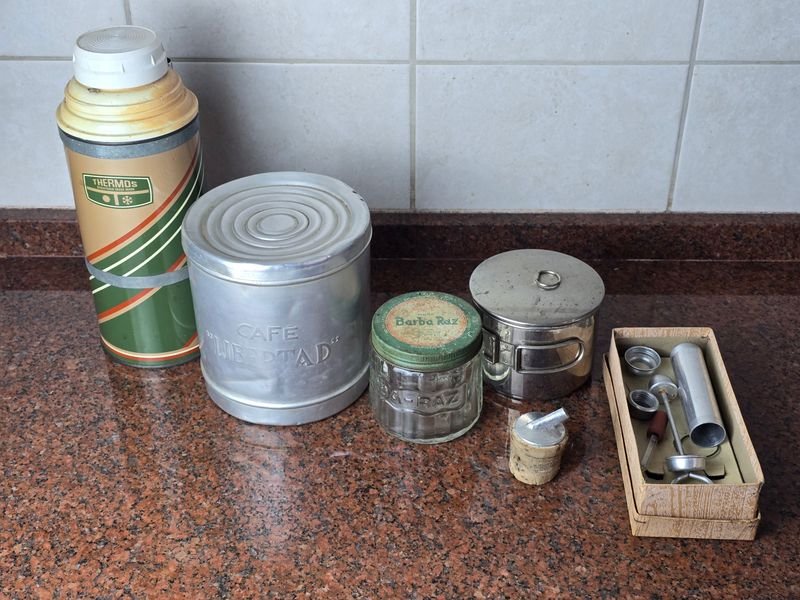 Selección de Artículos Vintage: Termo Thermos, Lata Café Libertad y Más