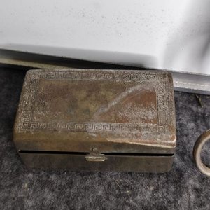 Lote de Objetos Antiguos: Tijeras, Caja Metálica, Taza y Herramientas - imagen 4
