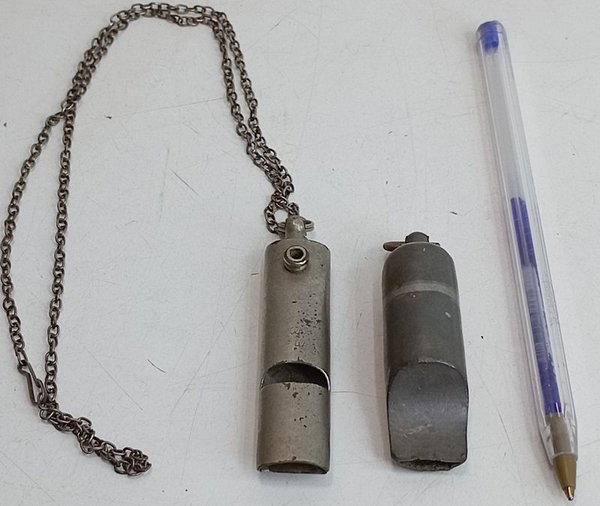 Antiguos Silbatos Metálicos Policía de la Capital (Argentina, Años 40) - imagen 1