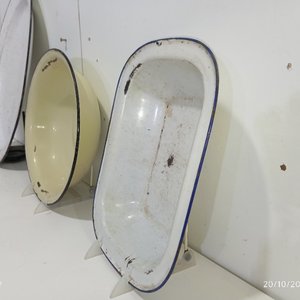 Lote de 6 piezas: 3 fuentes y recipientes esmaltados y 3 bandejas decorativas - imagen 4