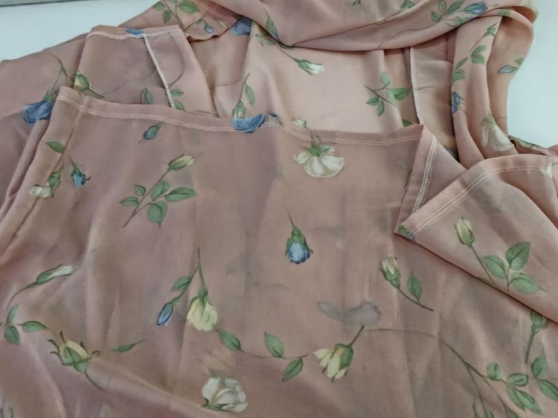 Vestidos y Salto de Cama de Dama en Buen Estado - imagen 11
