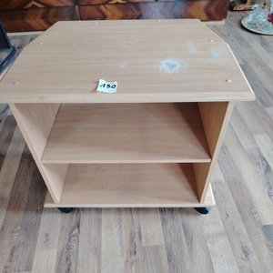 Lote siguiente: Mesa Auxiliar de Madera Clara con Estante y Ruedas