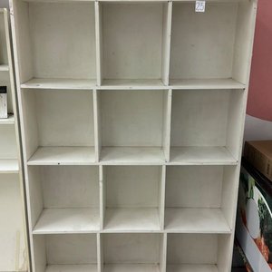 Lote siguiente: Estantería Blanca Modular con Divisiones