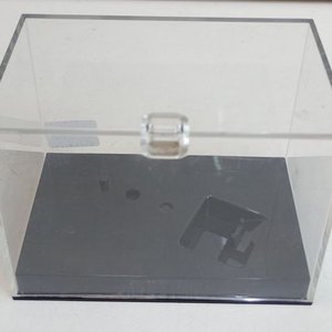 Cajita Exhibidora Acrílico Transparente con Base Negra - imagen 3