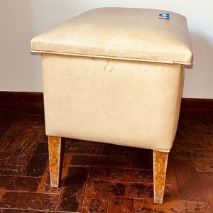 Butaca Baúl de Cuerina Beige con Patas de Madera - imagen 4