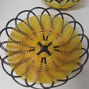Lote de 100 Paneras Plásticas Amarillas y Negras, 20cm Diámetro - imagen 2
