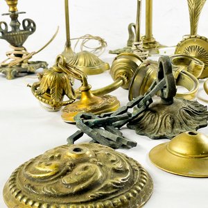 Lote de Bronce: Florones, Apliques y Lámparas de Mesa - imagen 3