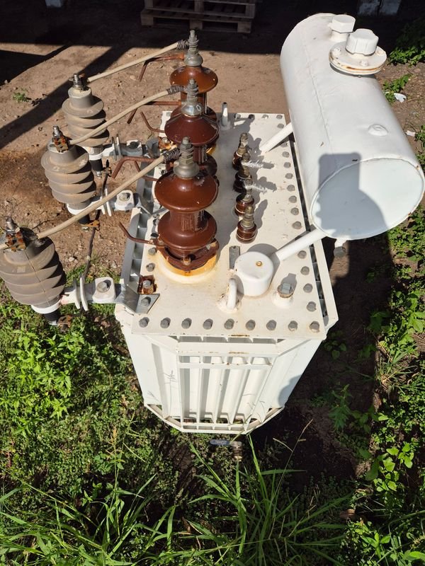 Transformador eléctrico blanco de 1,40 metros de altura, 0,90 metros de ancho y 0,55 metros de espesor - imagen 3