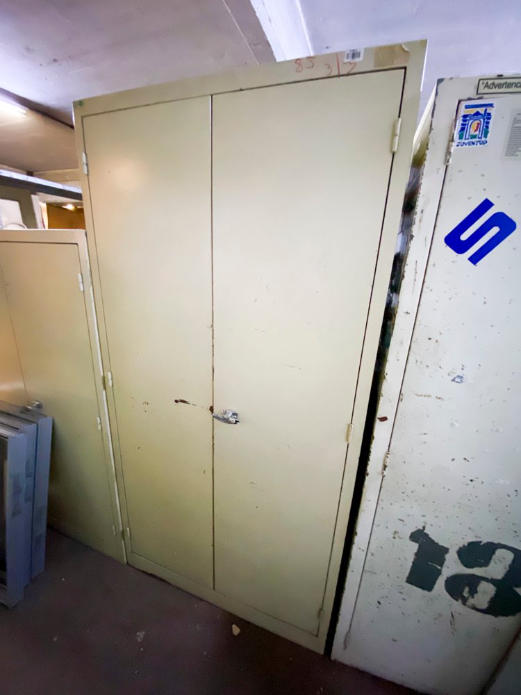 Lote siguiente: Puerta metálica con llave de dos hojas color beige