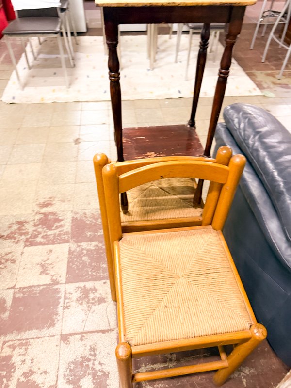 Mesa Auxiliar de Madera y Sillas con Asiento de Paja