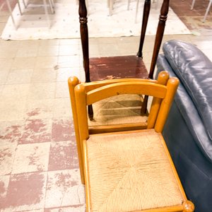 Lote siguiente: Mesa Auxiliar de Madera y Sillas con Asiento de Paja