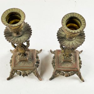 Par de Candeleros de Bronce Estilo Clásico - imagen 2