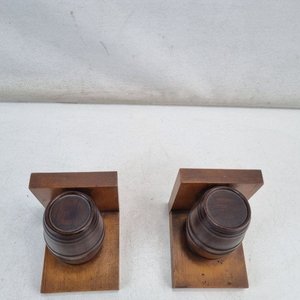 Par de Sujetalibros Decorativos con Diseño de Barril en Madera - imagen 3