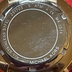 Reloj Michael Kors Slim Dual Time MK2574 Dorado con Malla Blanca - imagen 2