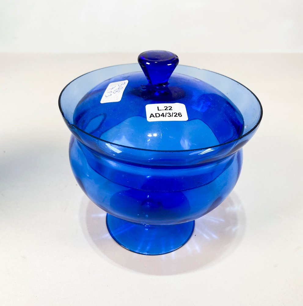 Jarra loza blanca y bombonera azul con tapa - imagen 2