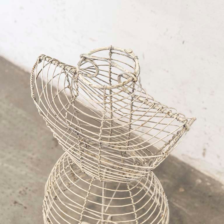Maniquí de alambre con detalles en la pintura - imagen 2
