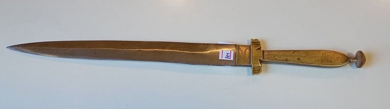 Daga Antigua con Cabo de Bronce Grabado y Hoja de Doble Filo