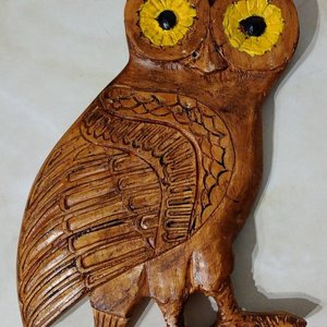 Búho Tallado en Madera con Detalles Pintados - imagen 1