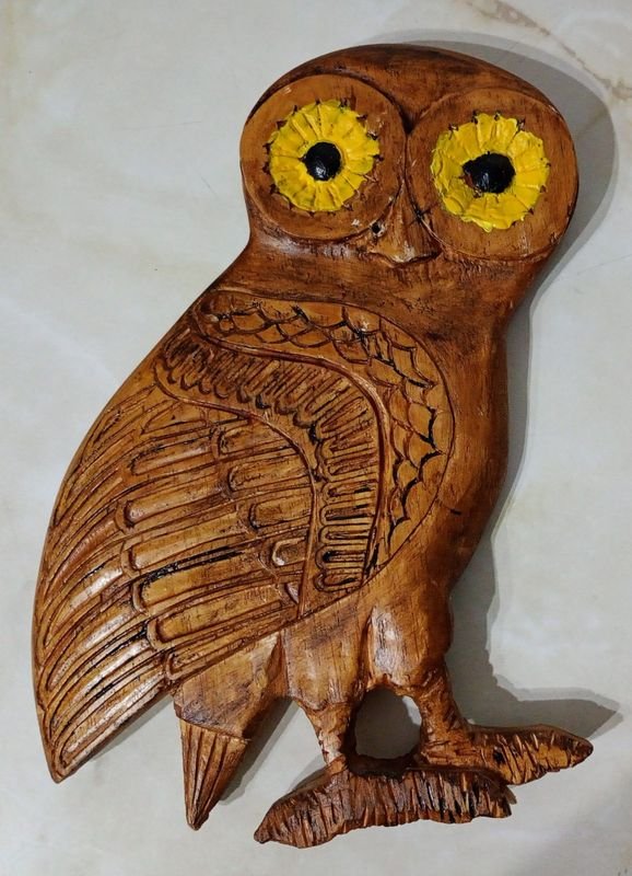 Búho Tallado en Madera con Detalles Pintados