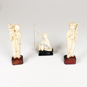 Lote siguiente: Tres Figuras de Marfil: Personajes y Pescador