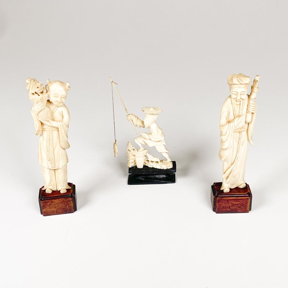 Tres Figuras de Marfil: Personajes y Pescador