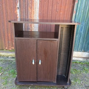 Lote anterior: Mesa de TV de madera oscura con puertas y espacio para CDs