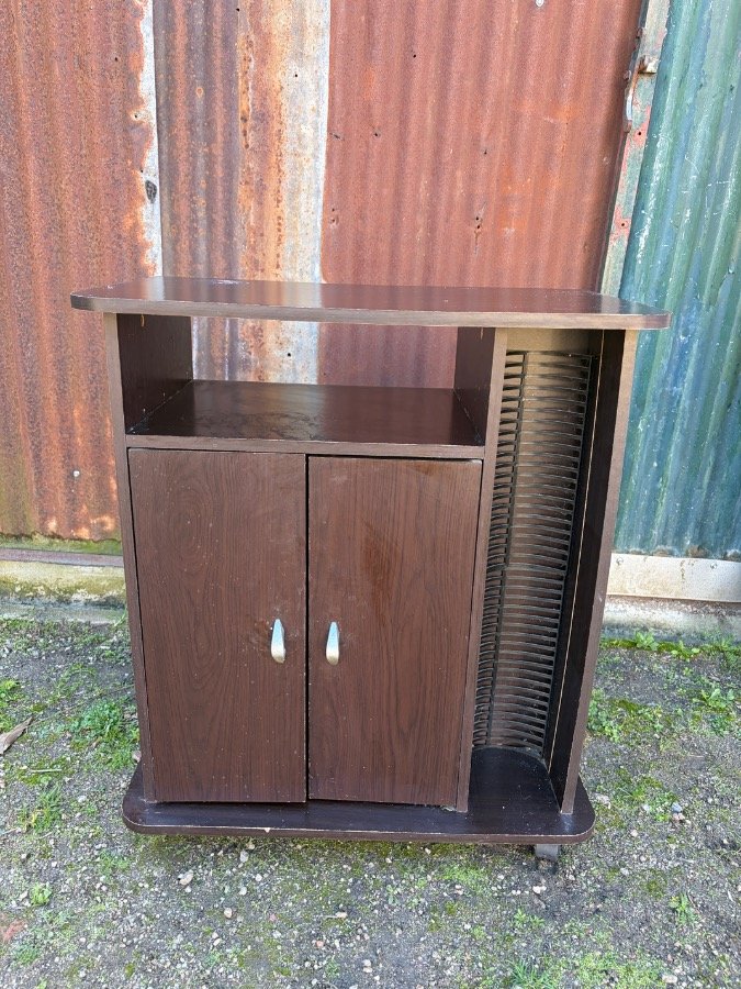 Mesa de TV de madera oscura con puertas y espacio para CDs
