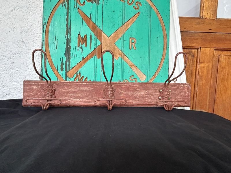 Antiguo perchero hierro y madera para decoración - imagen 4