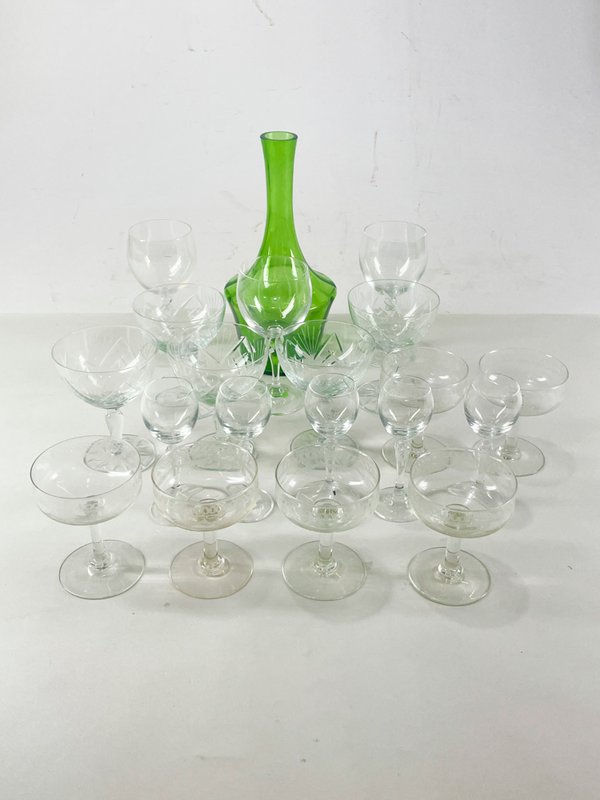 Lote siguiente: Lote de botellas y copas de vino