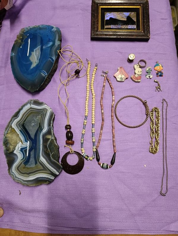 Lote Variado: Collares, Prendedores, Cuadros y Ceniceros de Piedra Natural - imagen 1