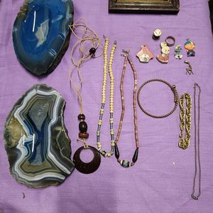 Lote siguiente: Lote Variado: Collares, Prendedores, Cuadros y Ceniceros de Piedra Natural