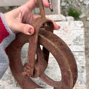 Roldana Antigua de Hierro Fundido con Gancho - imagen 3