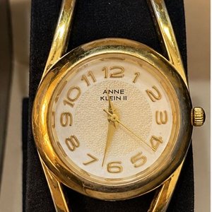 Lote anterior: Reloj Anne Klein II Dorado Diseño Brazalete Escultural