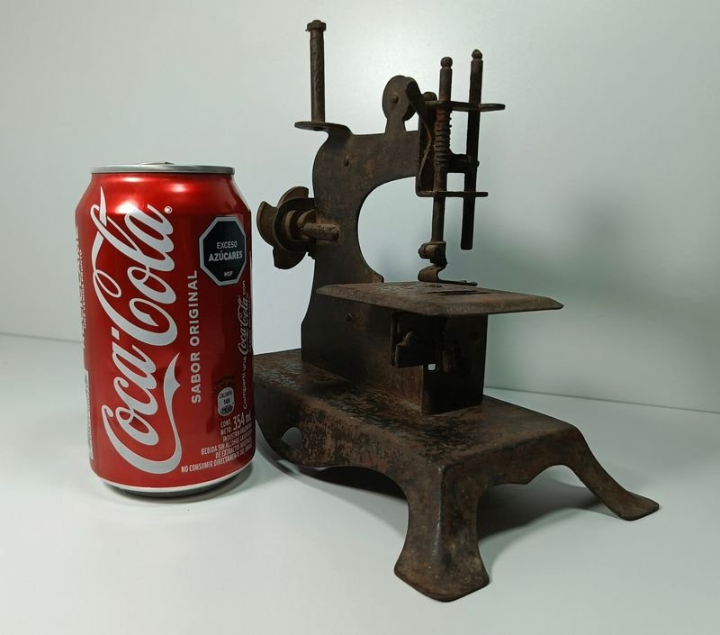 Máquina de coser antigua para niños y aprendices - imagen 3