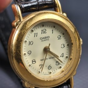 Lote de 3 Relojes de Dama: Vivani Nacarado, Casio Dorado y Casio Cuero - imagen 8