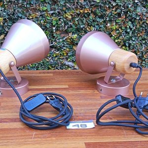 Par de Lámparas de Pared Metálicas con Detalles en Madera - imagen 3