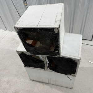 Lote de 4 poofs o banquetas blancas con estructura de madera - imagen 4