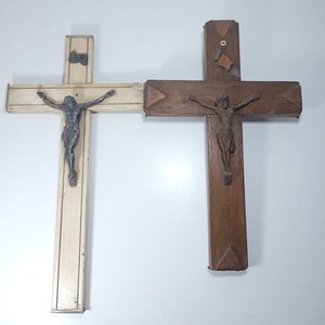 Dos Crucifijos Religiosos en Madera y Metal, 35cm - imagen 1