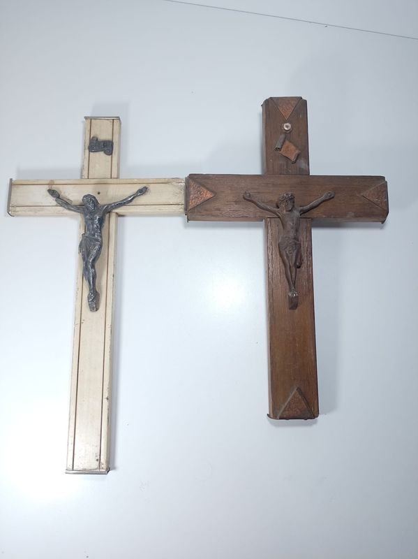Dos Crucifijos Religiosos en Madera y Metal, 35cm