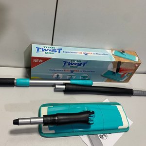 Mopa Microfibra Titan Twist Mop con Limpiavidrios Manual Rociador - imagen 3