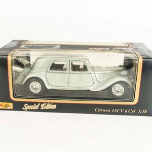 Auto Citroen 15CV 6 Cyl escala 1/18 colección Maisto en su caja original - imagen 2