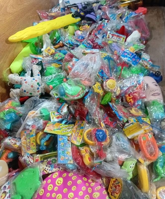Lote de juguetes nuevos, usados y coleccionables - imagen 2