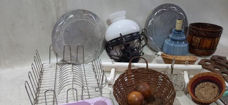 Caja con objetos decorativos y útiles - imagen 3