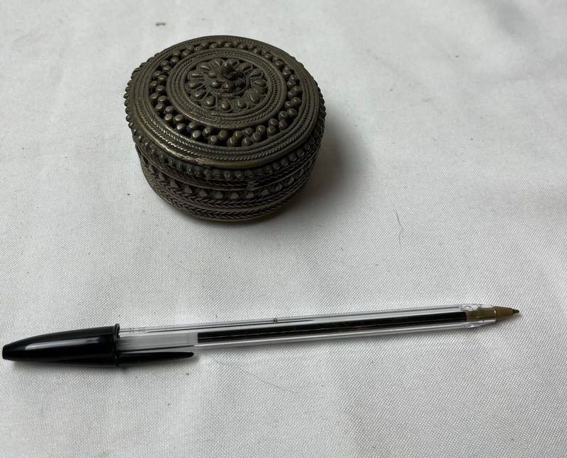Lote anterior: Alhajero en platina con diseño ornamentado