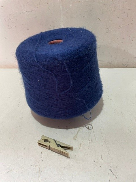 Lote anterior: Rollo de hilo azul y accesorio de madera