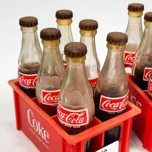 Lote de 2 Cajones Plásticos con Botellitas Coca-Cola de Adorno Antiguas - imagen 3
