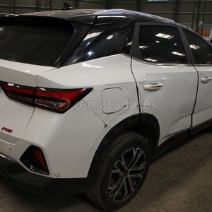 Camioneta Chevrolet Blanca con Daños Severos - imagen 2
