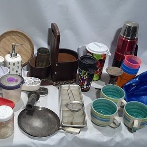 Lote anterior: Lote Variado: Termo, Tazas, Jarras, Utensilios de Cocina y Pelota Inflable