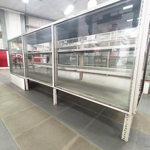 Mesa de Trabajo Larga Estructura Metálica Blanca Cubierta Acanalada Oscura - imagen 2