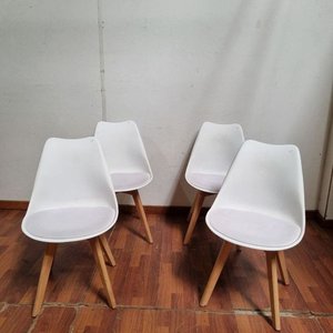 Lote anterior: Juego de 4 Sillas Blancas con Asiento Acolchado y Patas de Madera Clara